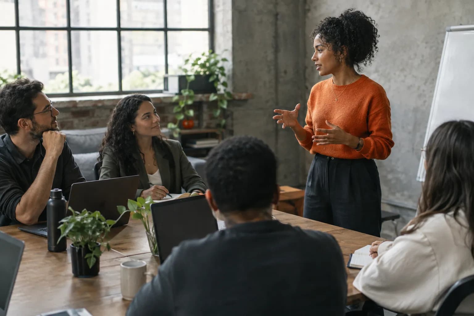 Facilitadora conduzindo uma turma em treinamento