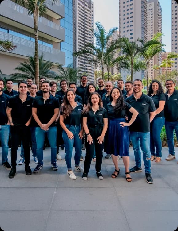 Time da Gaio reunido em frente ao escritório